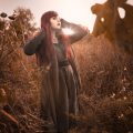 Dark mori cosplay stoer portret fotografie fotograaf vervallen omgeving natuur bos zonnebloemen veld vergane glorie Ruwmantisch Dingelientje fantasy fotoshoot foto’s professioneel urbex ruw