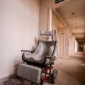 verlaten ruw rauw urbex vervallen www.ruwmantisch.nl ruwmantisch portret portretten portretfoto’s fotografie fotosessie fotoshoot roest ziekenhuis sanatorium stoel rolstoel gang