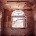 Ruwmantisch urbex verval vervallen urban decay exploration fotograaf photographer dutch nederlands professioneel portretten fotografie oude leegstaande gebouwen raam