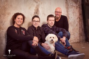 Fotoshoot familie hond Ruwmantisch fotografie portretten den bosch haag noord zuid holland gezocht brabant prijzen gezin stoer industrieel